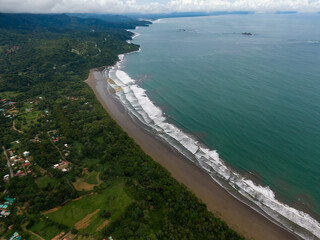 Obraz premium Beautiful aerial view of the majestic whale tale in the beach of the National park Marino Ballena in Costa Rica 