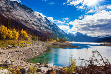 Fototapeta na wymiar The magical beauty of a mountain lake
