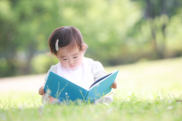 Fototapeta premium 本を読む女の子