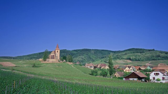 Village de Hunawihr dans le vignoble alsacien aux quatre saisons en France