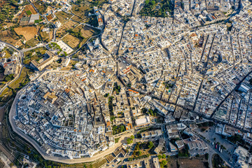 Die Stadt Ostuni in Italien aus der Luft