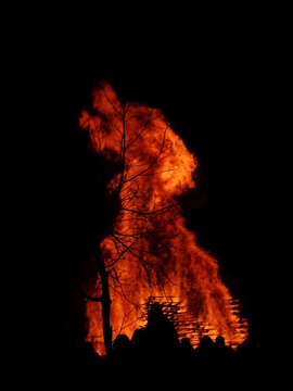 Presagi del 2020 streghe al pignarul
fire on black background