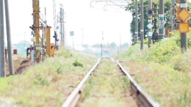 夏の暑い日に、線路に立ち上る陽炎（かげろう）