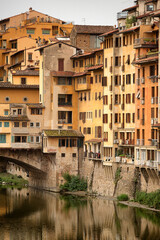 Fototapeta na wymiar View of beautiful historic apartment buildings next to the famous Ponte Vecchio bridge