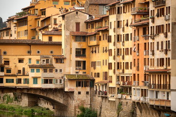 Fototapeta na wymiar View of beautiful historic apartment buildings next to the famous Ponte Vecchio bridge