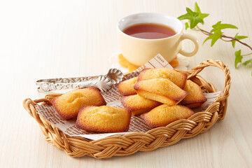 紅茶と美味しそうなフィナンシェ【ティータイム】