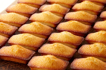 綺麗に並べられたおいしそうなフィナンシェ