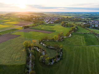 Drohnenfoto von einem Fluss bei Sonnenuntergang