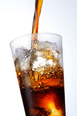 アイスコーヒーをグラスに注ぐ　Pouring iced coffee into a glass