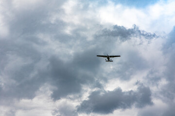 Fototapeta na wymiar Flugzeug in Wolken