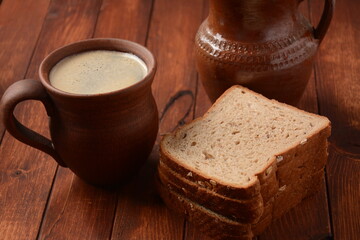 Obraz na płótnie Canvas Traditional Russian or Ukrainian Malt Beer -Kvass in mug with rye bread on wooden table.