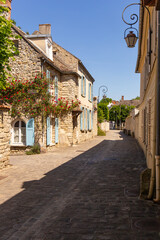Panorama des rues anciennes à Milly-la-Forêt, Essonne, France.