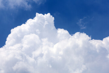 Fototapeta na wymiar Blue sky with fluffy cloud