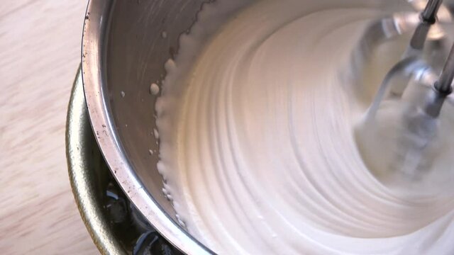 生クリーム  泡立て器  角が立つ  お菓子作り 4K  / Whisking cream. Whipped cream. Closeup