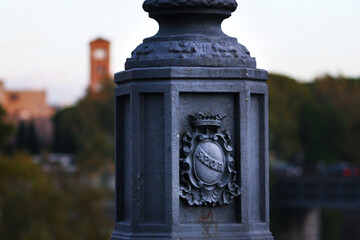 Obraz premium Detail of lamppost on ancient bridge in Rome. Panoramic background on the city
