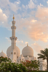 Fototapeta na wymiar the white Mosque in Abu Dhabi with pink sky at sunset time