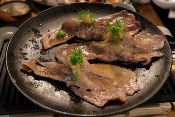 居酒屋の肉料理