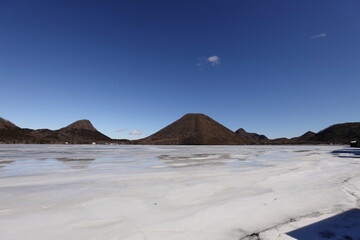 冬の景色、氷が張った湖