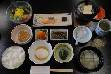日本の旅館の和朝食