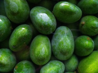 fresh raw mangoes on the market