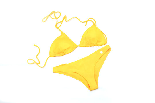 Bikini alla moda su sfondo bianco