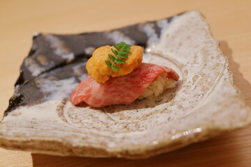 料亭の和食、和牛とウニの寿司