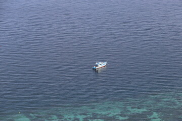 Bateau sur le lagon à Ko Phi Phi, Thaïlande	