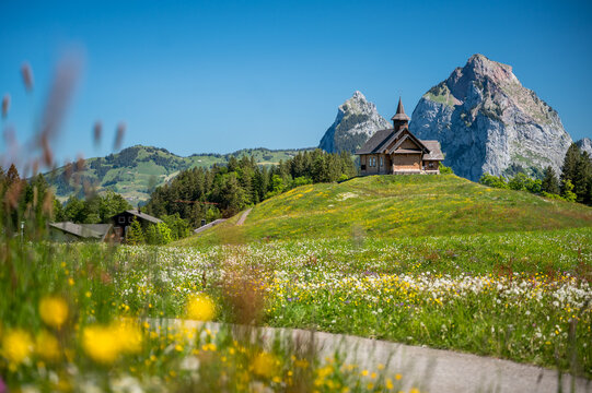 Bergkapelle Stoos vor dem Mythen im Alpsommer