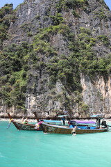 Fototapeta na wymiar Bateaux sur le lagon à Ko Phi Phi Le, Thaïlande 