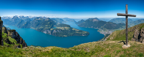 Gipfelpanorama mit Kreuz auf dem Fronalpstock mit Blick über Morschach, Vierwaldstättersee und Urnersee
