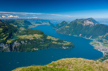 Aussicht vom Fronalpstock über den Vierwaldstättersee und Urnersee in der Zentralschweiz