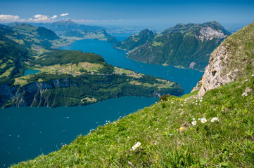 Aussicht vom Fronalpstock über den Vierwaldstättersee und Urnersee in der Innerschweiz