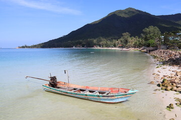 Barque en bord de plage à Ko Pha Ngan, Thaïlande 