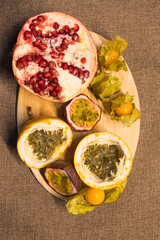 tropischer Früchte Teller - Maracuja, Papaya, Physialis, Granatapfel, Passion Fruit