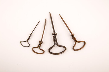 Alte rostige Handbohrer auf weisem Hintergrund