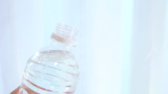 ペットボトルのキャップ(蓋)を開けて閉める。