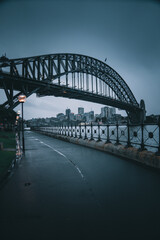 Obraz premium Nastrojowe ujęcie Sydney Harbour Bridge. Grafika była pusta podczas blokady koronawirusa.