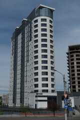 Obraz premium White high-rise building with a rounded facade.