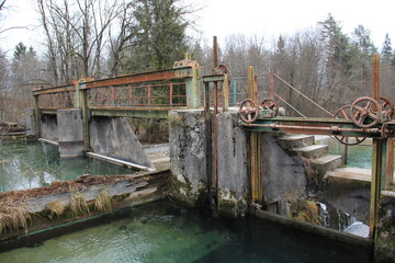 Obraz premium Old dam, machine, water, river stop, energy production.