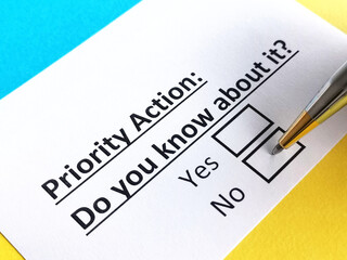 Obraz premium One person is answering question about priority action.