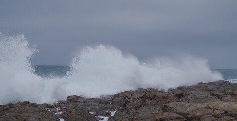 Wellenbrecher an der Südatlantikküste am Boulders Beach in Simon’s Town