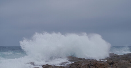 Wellenbrecher an der Südatlantikküste am Boulders Beach in Simon’s Town