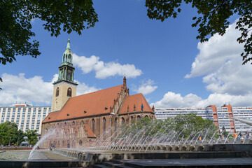 Marienkirche am Berliner Fernsehturm an einem sonnigen Frühlingstag mit Springbrunnen © dL