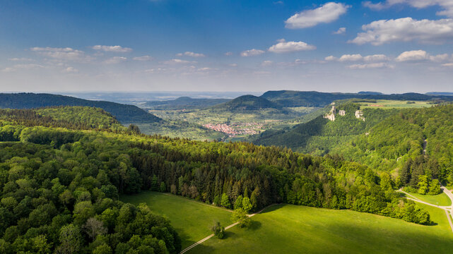 Die Schw&auml;bische Alb mit der Burgruine Reu&szlig;enstein