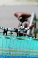 Altes Fahrrad in Vorderansicht, mit Sattel, Lenker und buntem, türkisem, blauem, knalligen,...