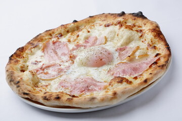 焼き立てのピザ、カルボナーラ