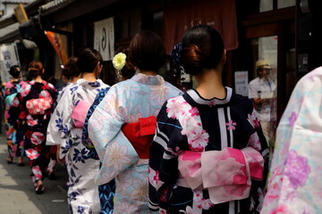 Fototapeta premium 日本の下町の街並み、美しい浴衣の女性たち