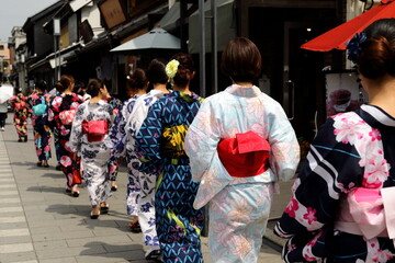 日本の下町の街並み、美しい浴衣の女性たち