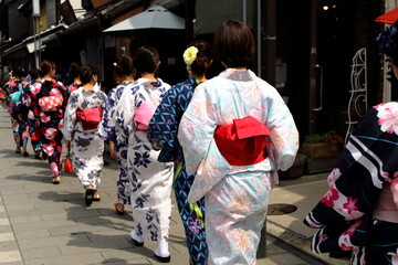 日本の下町の街並み、美しい浴衣の女性たち