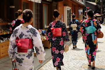 日本の下町の街並み、美しい浴衣の女性たち